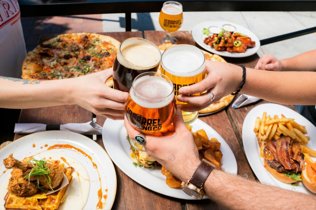イベントでビールを楽しんでいる